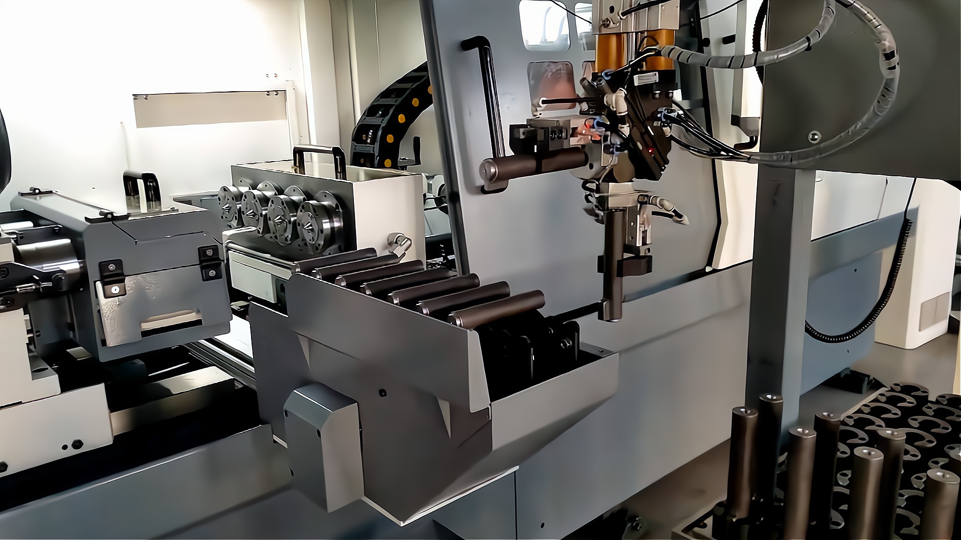 ZK2115×4B/500A 深孔鉆床配置桁架機(jī)械手，加工手槍槍管單機(jī)自動(dòng)化