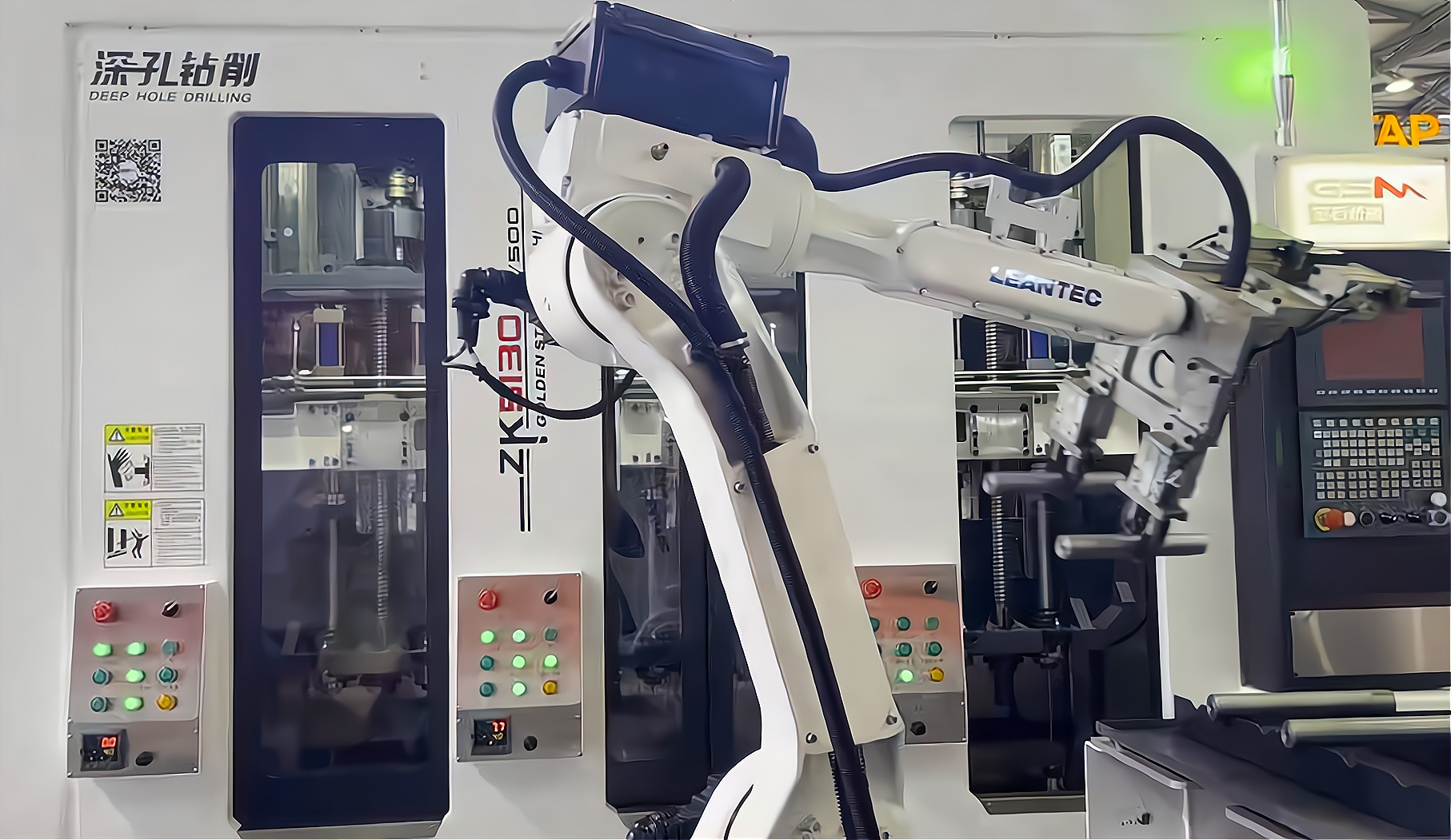 ZK5120×6/500 倒立六軸深孔鉆床配置六軸機(jī)器人，加工新能源電機(jī)軸單機(jī)自動(dòng)化